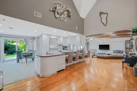 $1,599,990 | 84 McCulloch Drive, Dix Hills, NY 11746