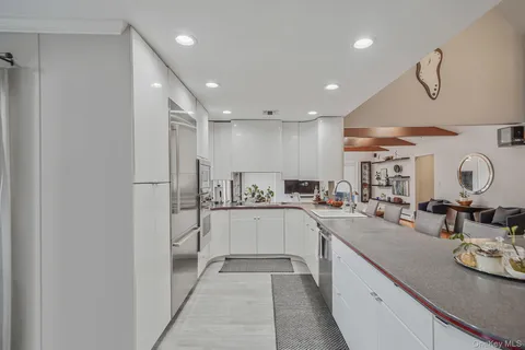 $1,599,990 | 84 McCulloch Drive, Dix Hills, NY 11746