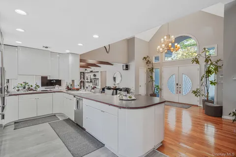 $1,599,990 | 84 McCulloch Drive, Dix Hills, NY 11746