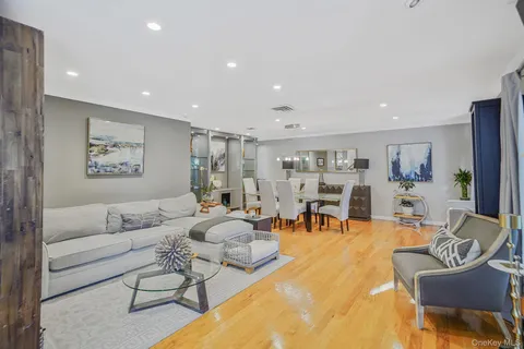 $1,599,990 | 84 McCulloch Drive, Dix Hills, NY 11746