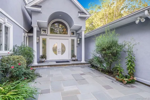 $1,599,990 | 84 McCulloch Drive, Dix Hills, NY 11746