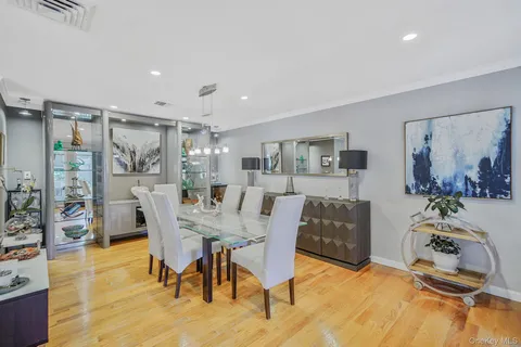 $1,599,990 | 84 McCulloch Drive, Dix Hills, NY 11746