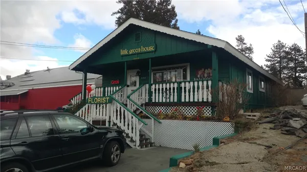 a view of a car park in front of house