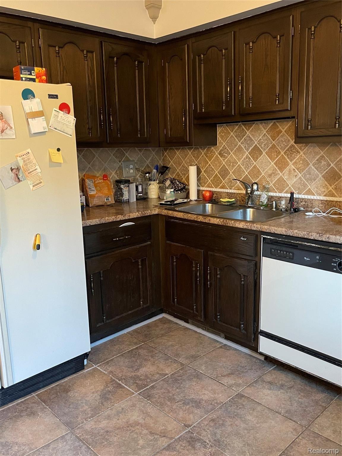 17245 Rudgate Street Southgate, MI 48195 - Photo 6 of 17 LOTS OF CABINET SPACE