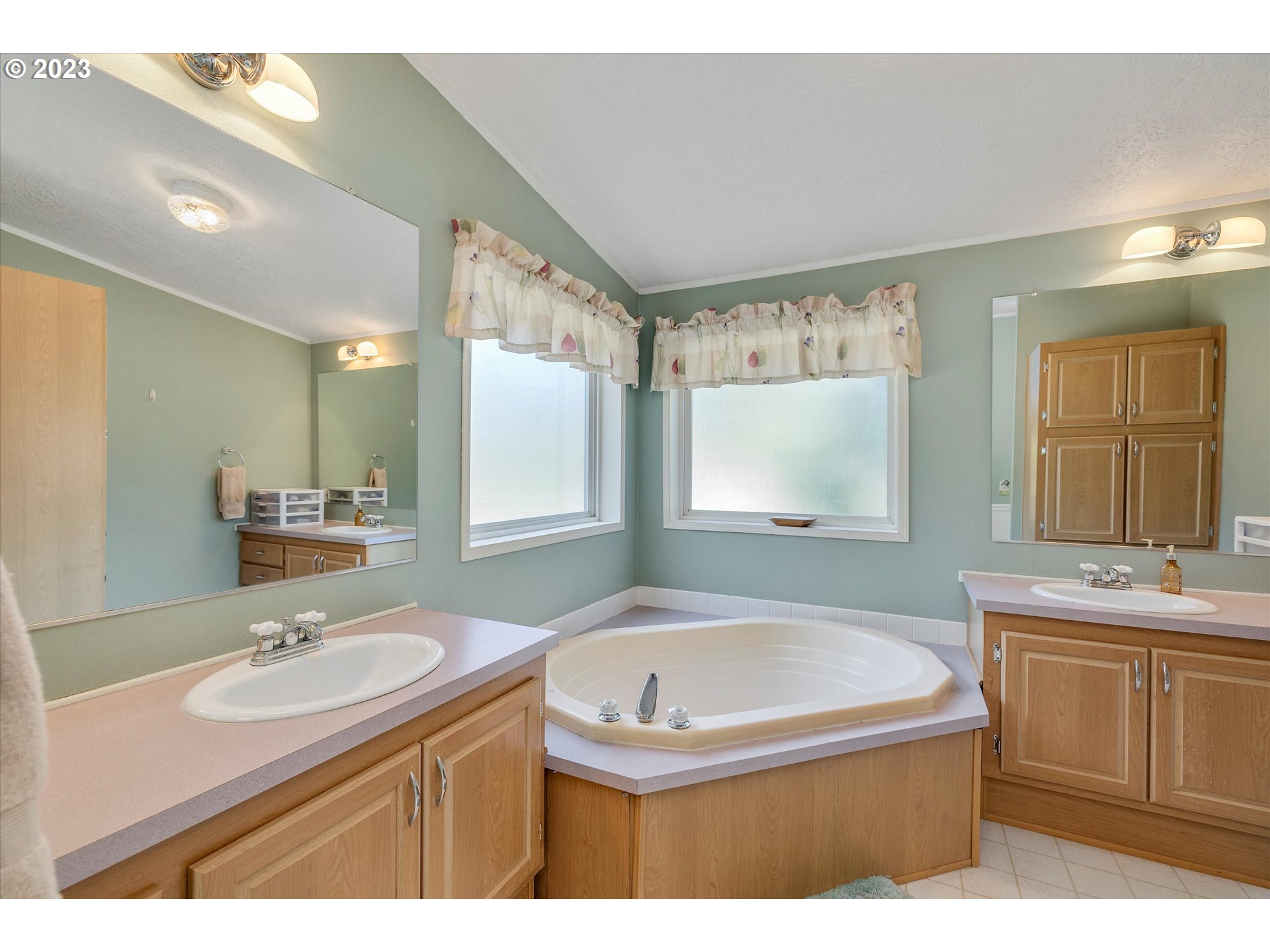 1415 Country Club Road Hood River, OR 97031 - Photo 27 of 46 Gallery Image 27