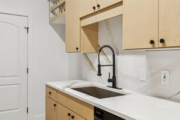 $425,000 | 3225 Turtle Creek Boulevard, Unit 142, Dallas, TX 75219