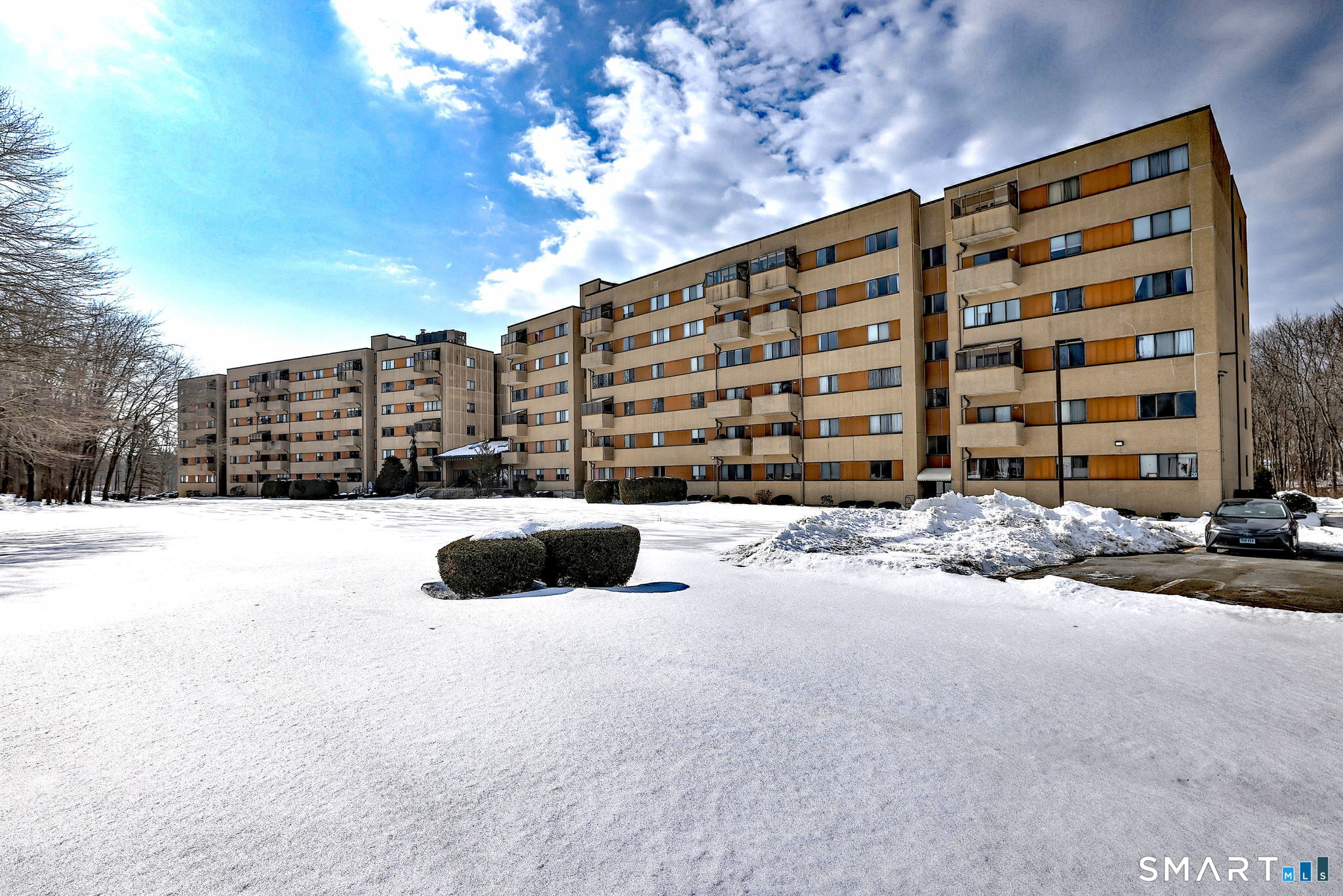 70 Putter Drive, Unit 211 Wallingford, CT 06492 - Photo 37 of 40 a large building with a outdoor space