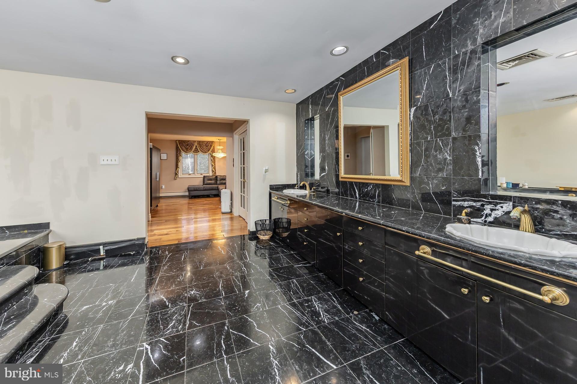 1322 Commissioners Road Mullica Hill, NJ 08062 - Photo 23 of 31 Primary en suite