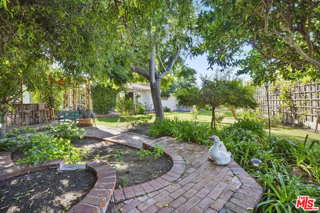 $5,995,000 | 6052 Merritt Drive, Malibu, CA 90265