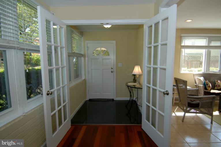 13 Russell Road Cabin John, MD 20818 - Photo 4 of 28 Interior (General)
