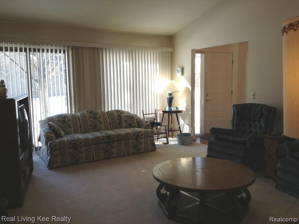 2185 London Bridge Drive, Unit 37 Rochester, MI 48307 - Photo 3 of 8 GREAT ROOM VIEW FROM HALL