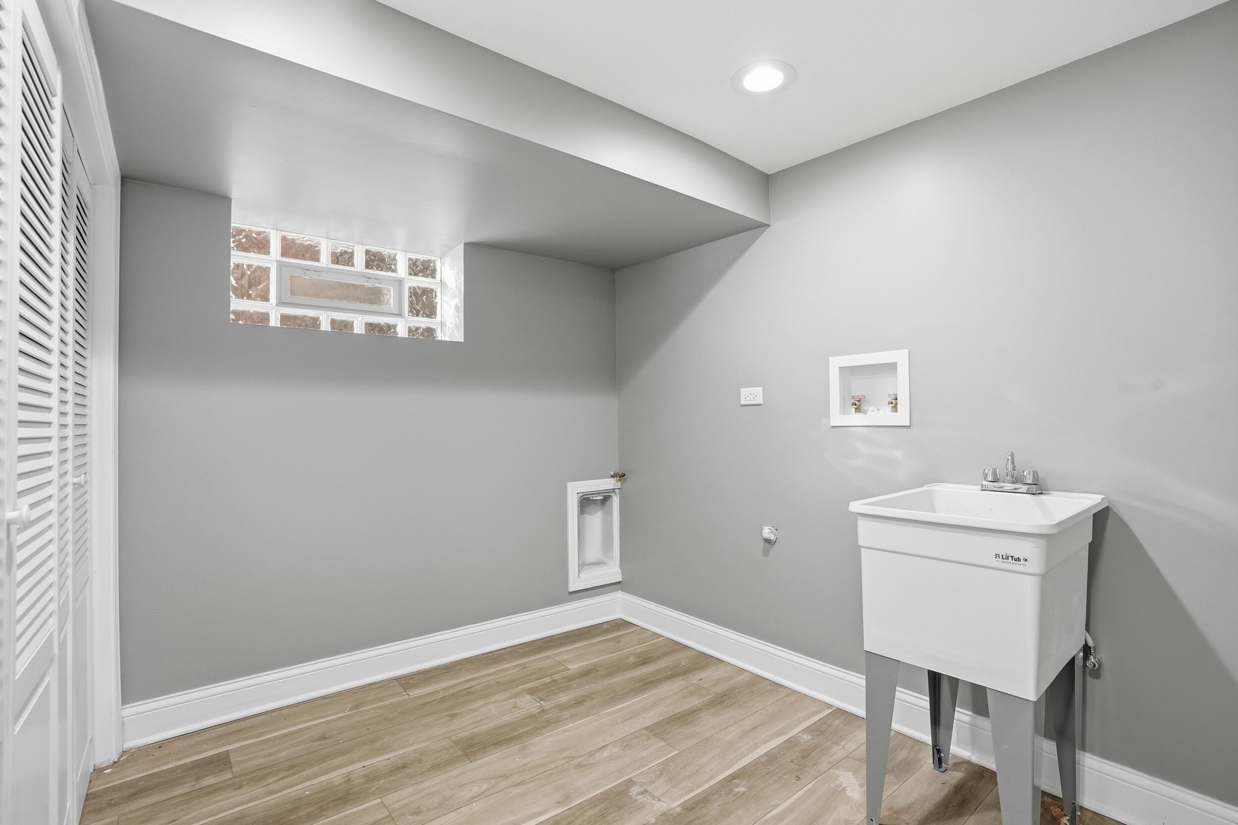 1320 Delaware Street Gary, IN 46407 - Photo 20 of 20 a room with a workspace