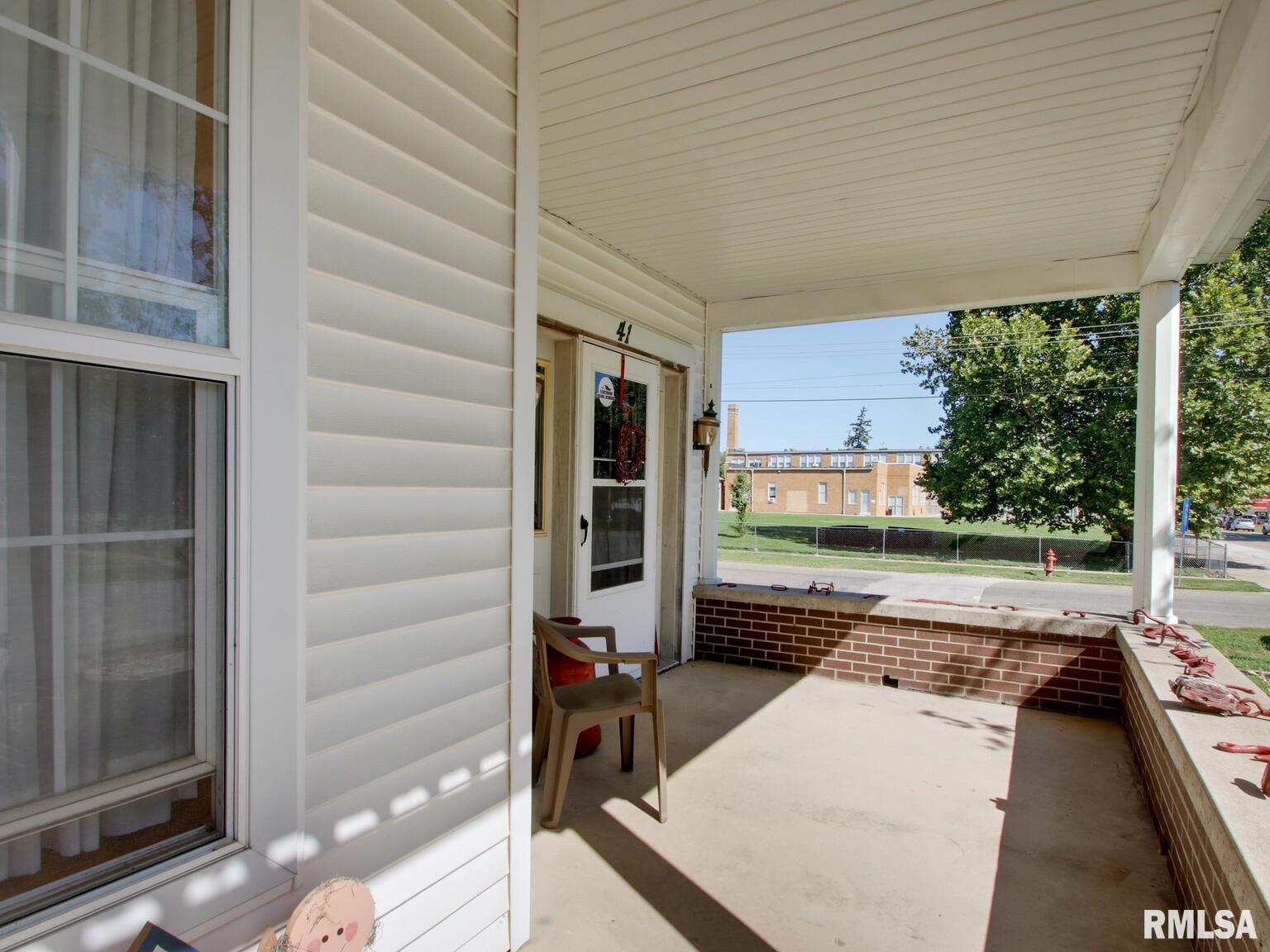 41 North Washington Street Carthage, IL 62321 - Photo 3 of 35