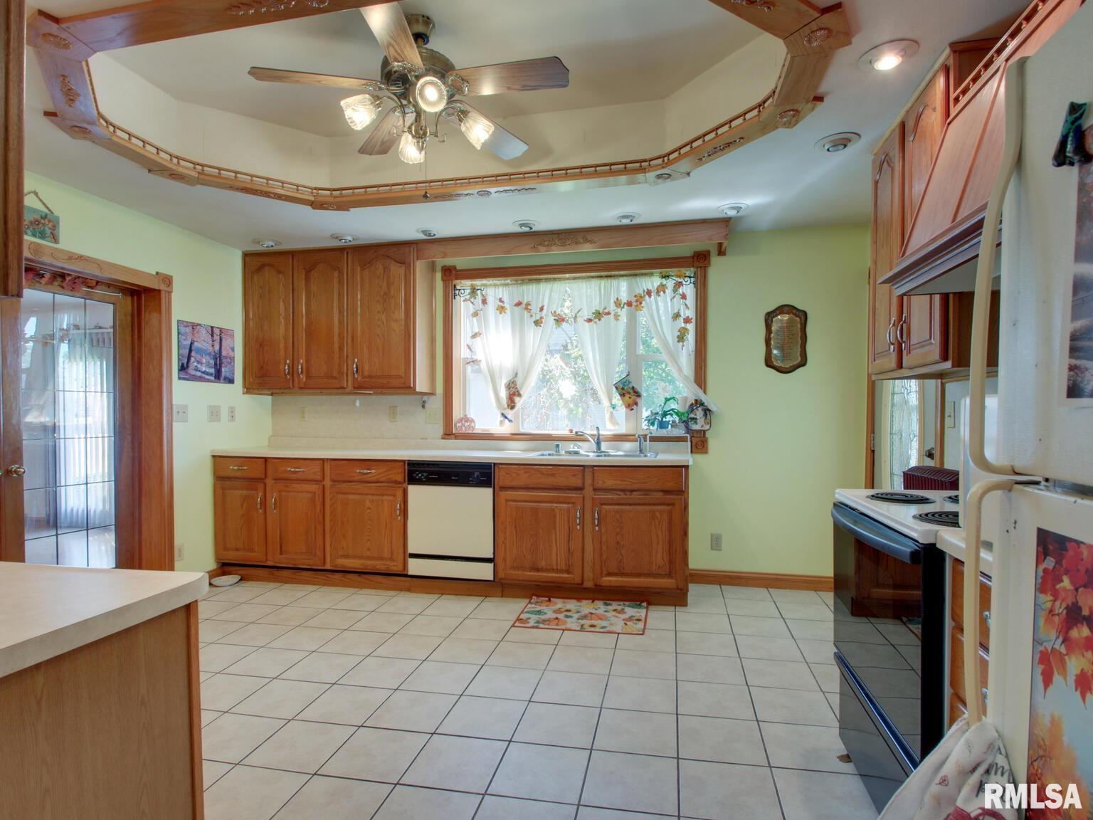 41 North Washington Street Carthage, IL 62321 - Photo 6 of 35