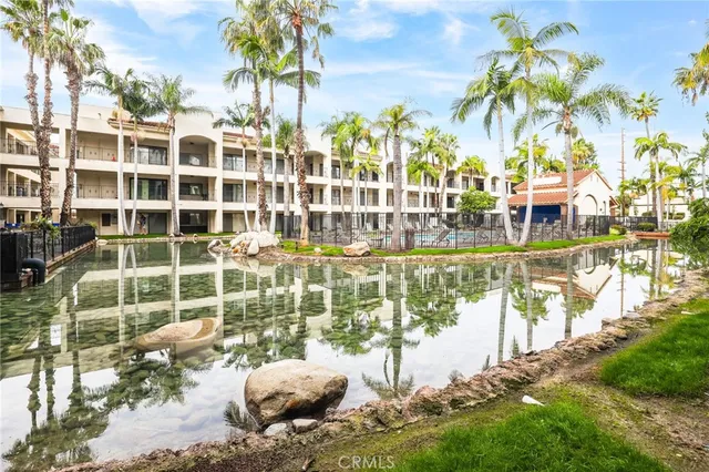 $2,895 | 11630 Warner Avenue, Unit 414, Fountain Valley, CA 92708