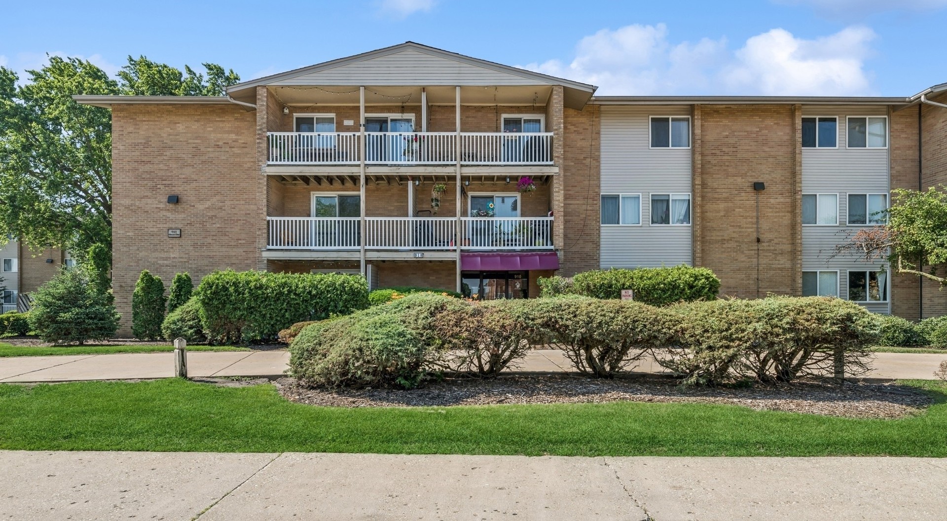 910 Beau Drive, Unit 211 Des Plaines, IL 60016 - Photo 2 of 2