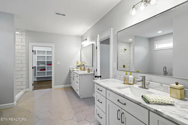 $559,900 | 5555 J Riley W Drive, Greenback, TN 37742