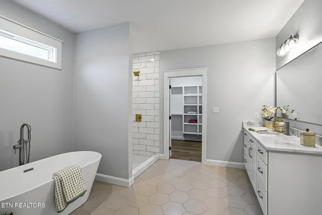 $559,900 | 5555 J Riley W Drive, Greenback, TN 37742