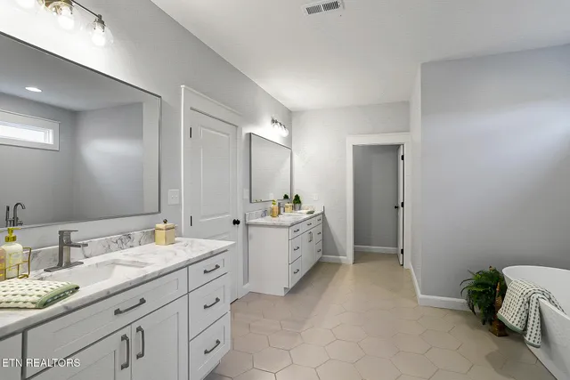 $559,900 | 5555 J Riley W Drive, Greenback, TN 37742