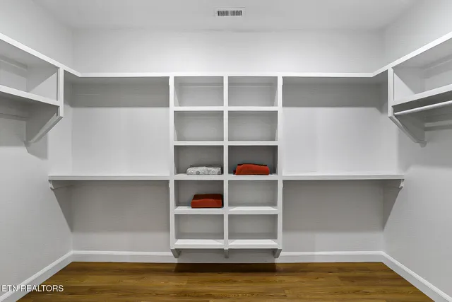 $559,900 | 5555 J Riley W Drive, Greenback, TN 37742