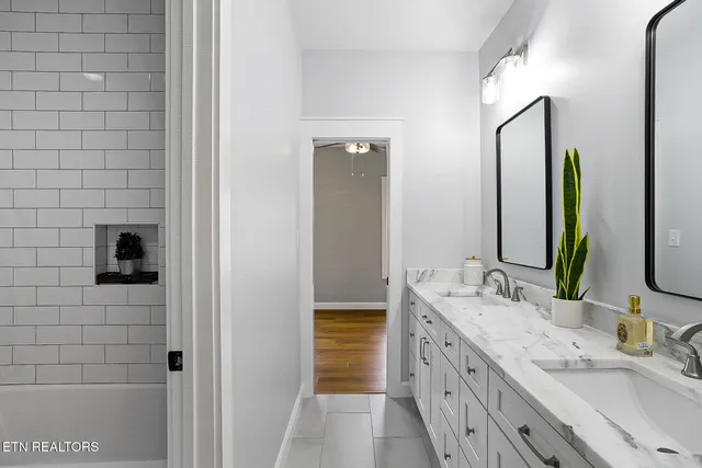 $559,900 | 5555 J Riley W Drive, Greenback, TN 37742