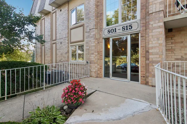 $199,900 | 810 Swan Drive, Unit 2A, Dyer, IN 46311