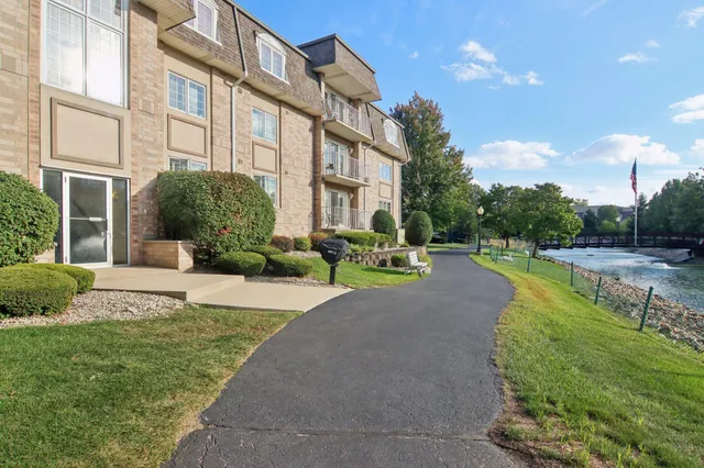 $199,900 | 810 Swan Drive, Unit 2A, Dyer, IN 46311