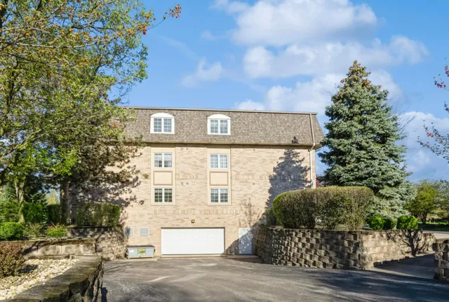 $199,900 | 810 Swan Drive, Unit 2A, Dyer, IN 46311