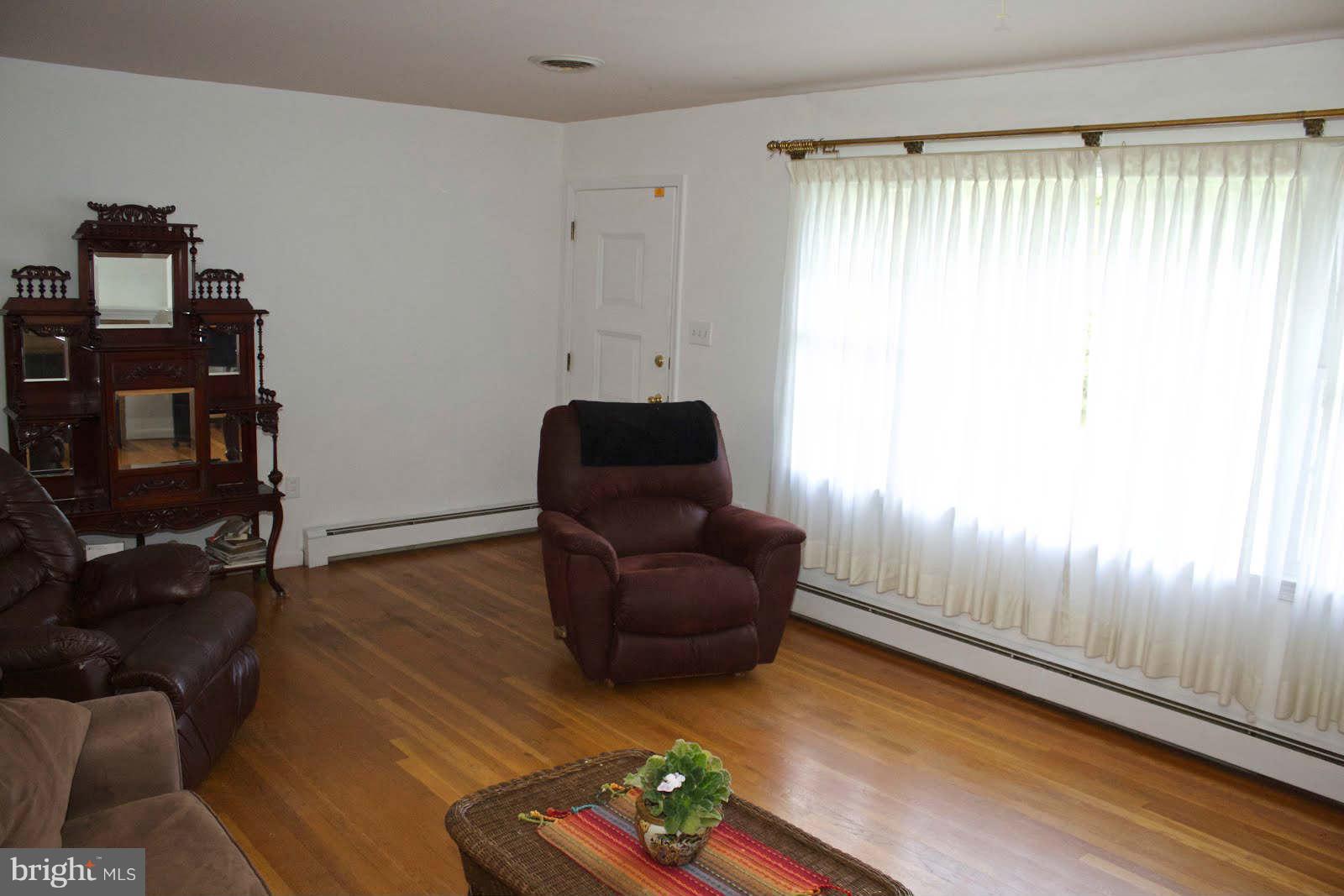 16004 Kerr Road Laurel, MD 20707 - Photo 3 of 23 Living Room
