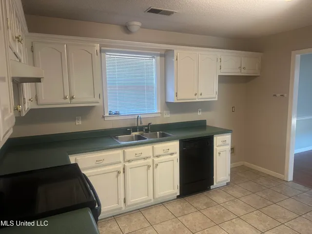 $1,850 | 10860 Ridgefield Drive, Olive Branch, MS 38654