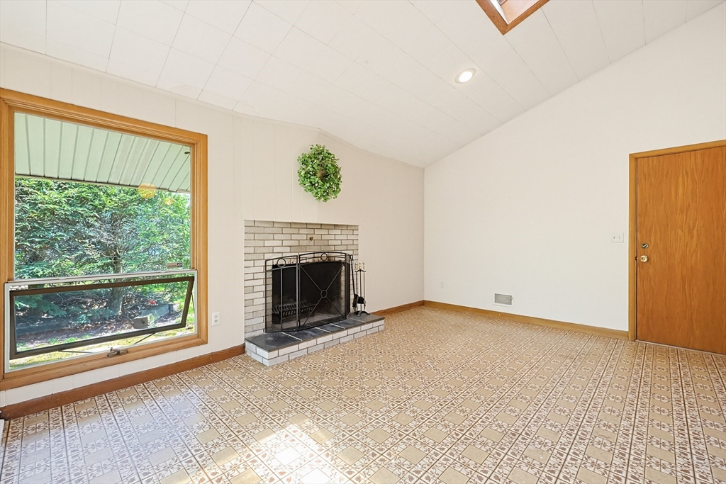 21 Daggett Road Attleboro, MA 02703 - Photo 6 of 39