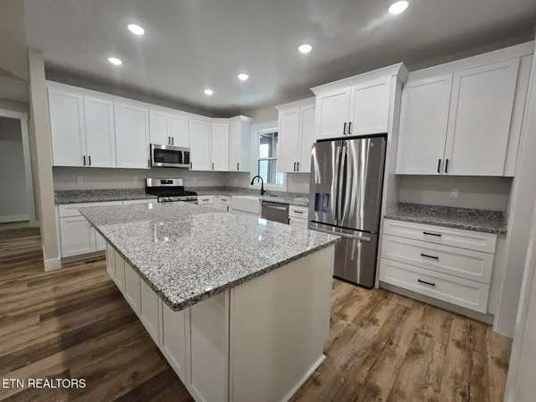 $590,000 | 908 Evelyn Private Road, Huntsville, TN 37756