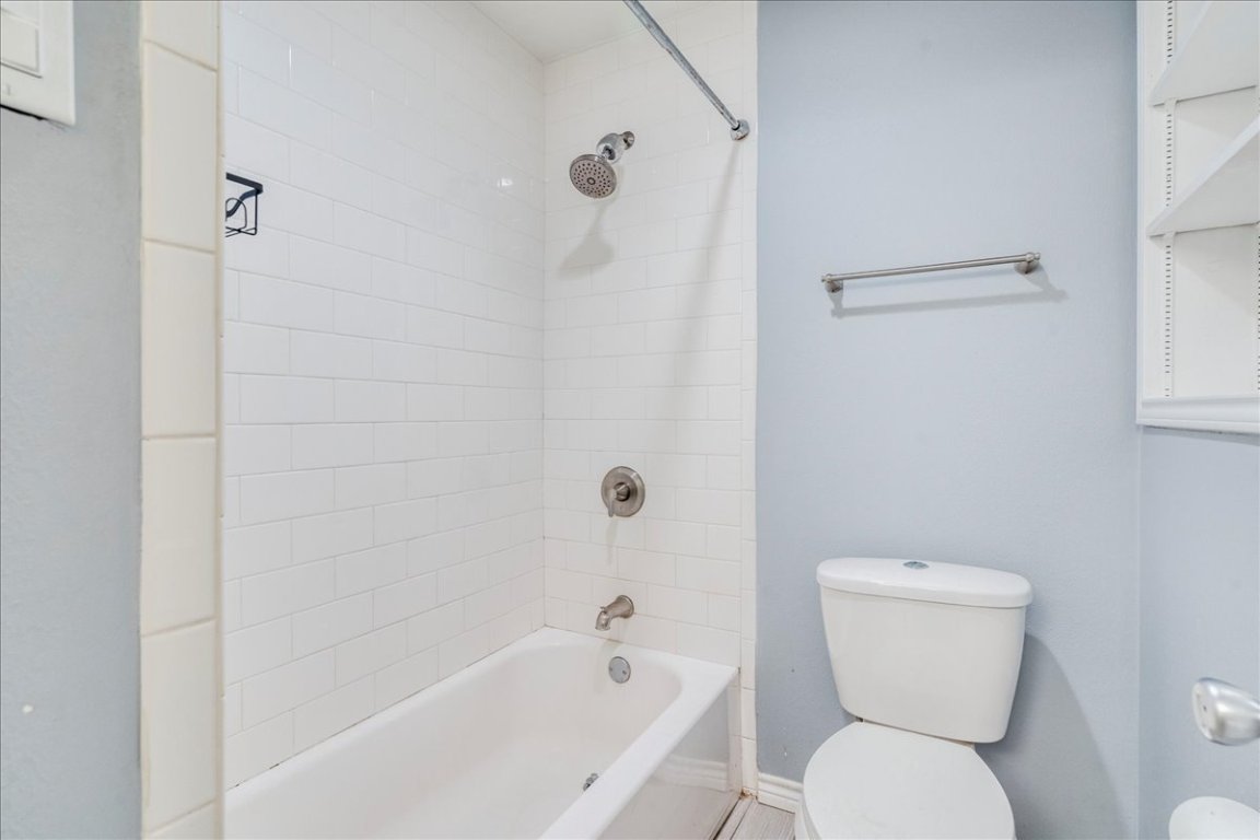 4712 Frontier Trail Austin, TX 78745 - Photo 24 of 32 a bathroom with a toilet and a bathtub