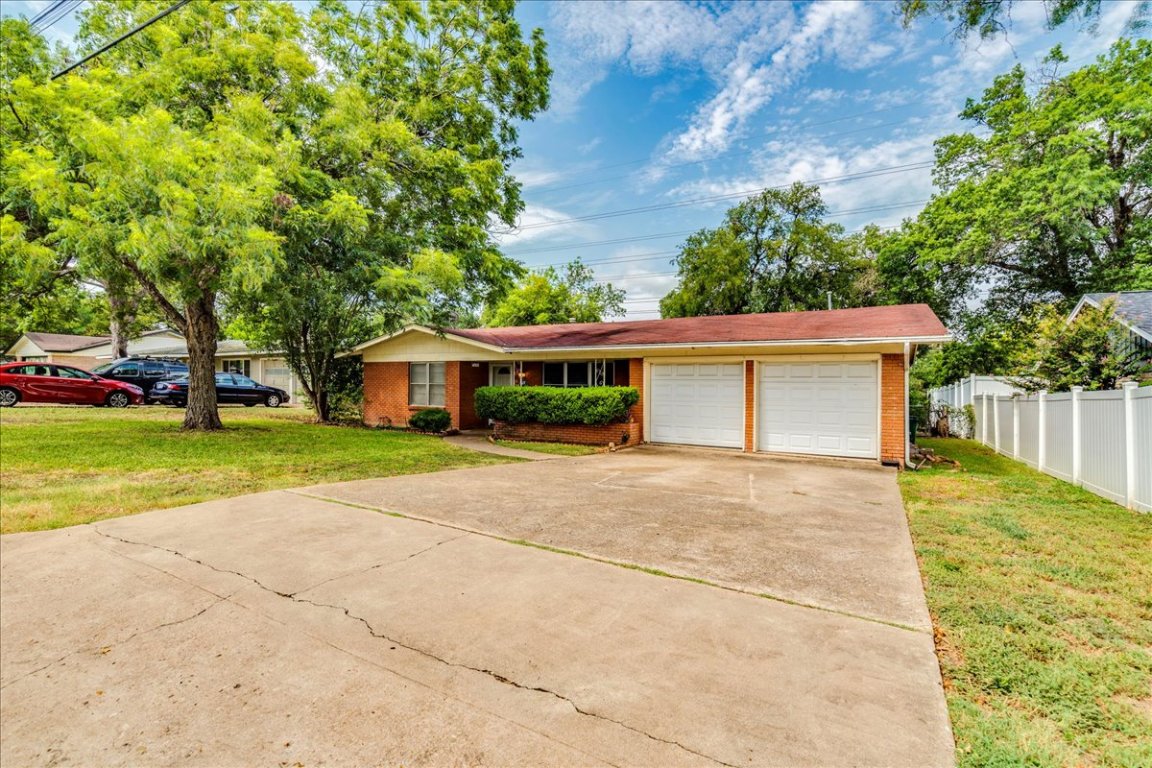 4712 Frontier Trail Austin, TX 78745 - Photo 32 of 32 a front view of house with yard and green space