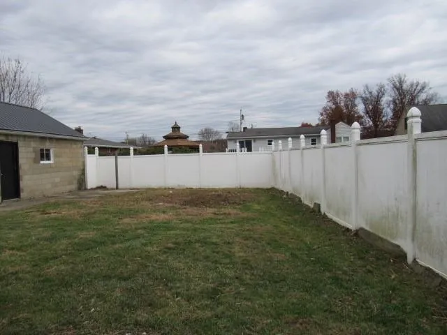 a view of a backyard