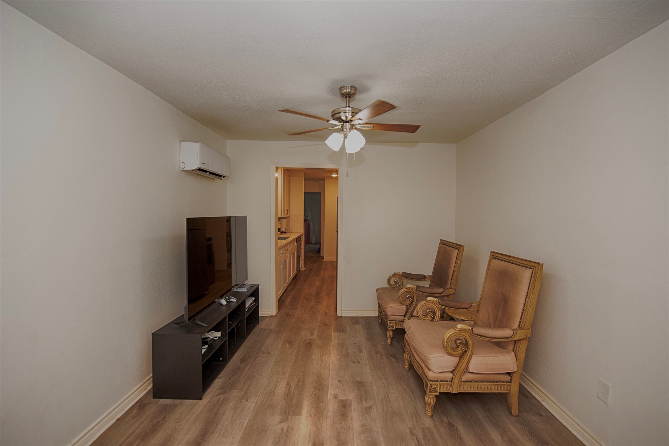 2802 Canfield Street Houston, TX 77004 - Photo 11 of 26 Livingroom