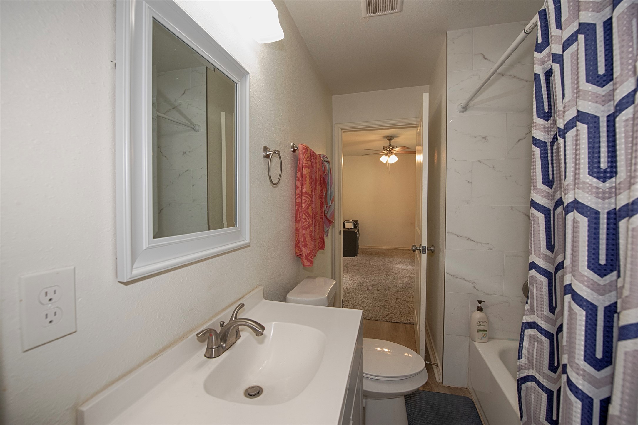 2802 Canfield Street Houston, TX 77004 - Photo 24 of 26 Jack & Jill Bathroom