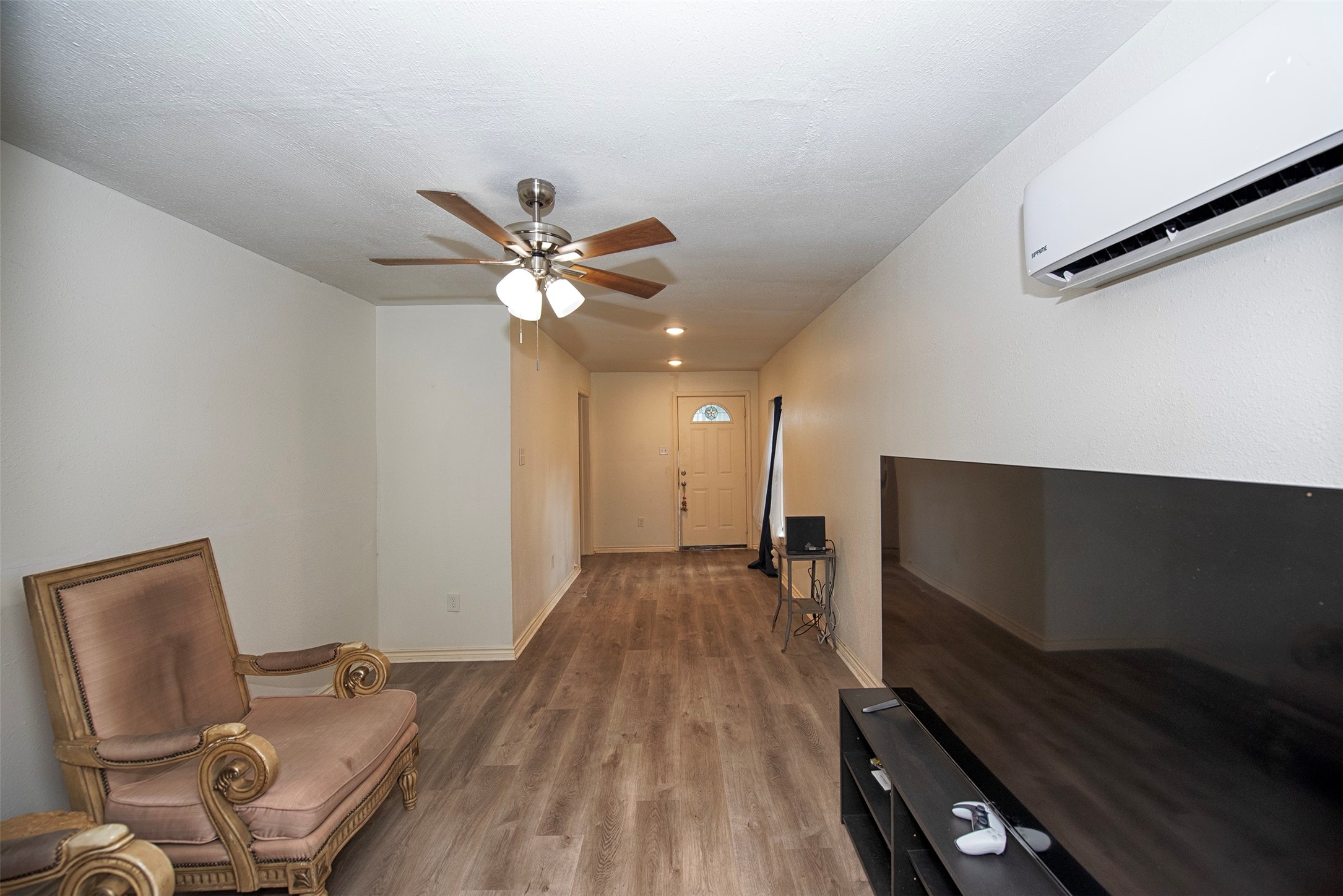 2802 Canfield Street Houston, TX 77004 - Photo 10 of 26 Livingroom