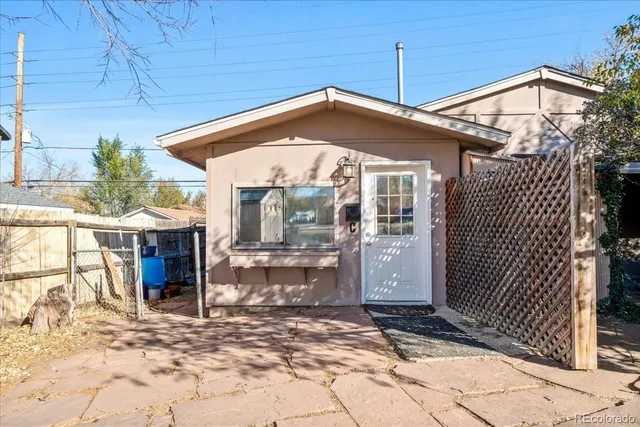 a view of a dinning table and chairs in patio