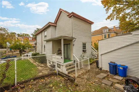 a view of a house with backyard