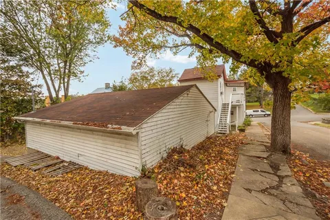 a view of a backyard