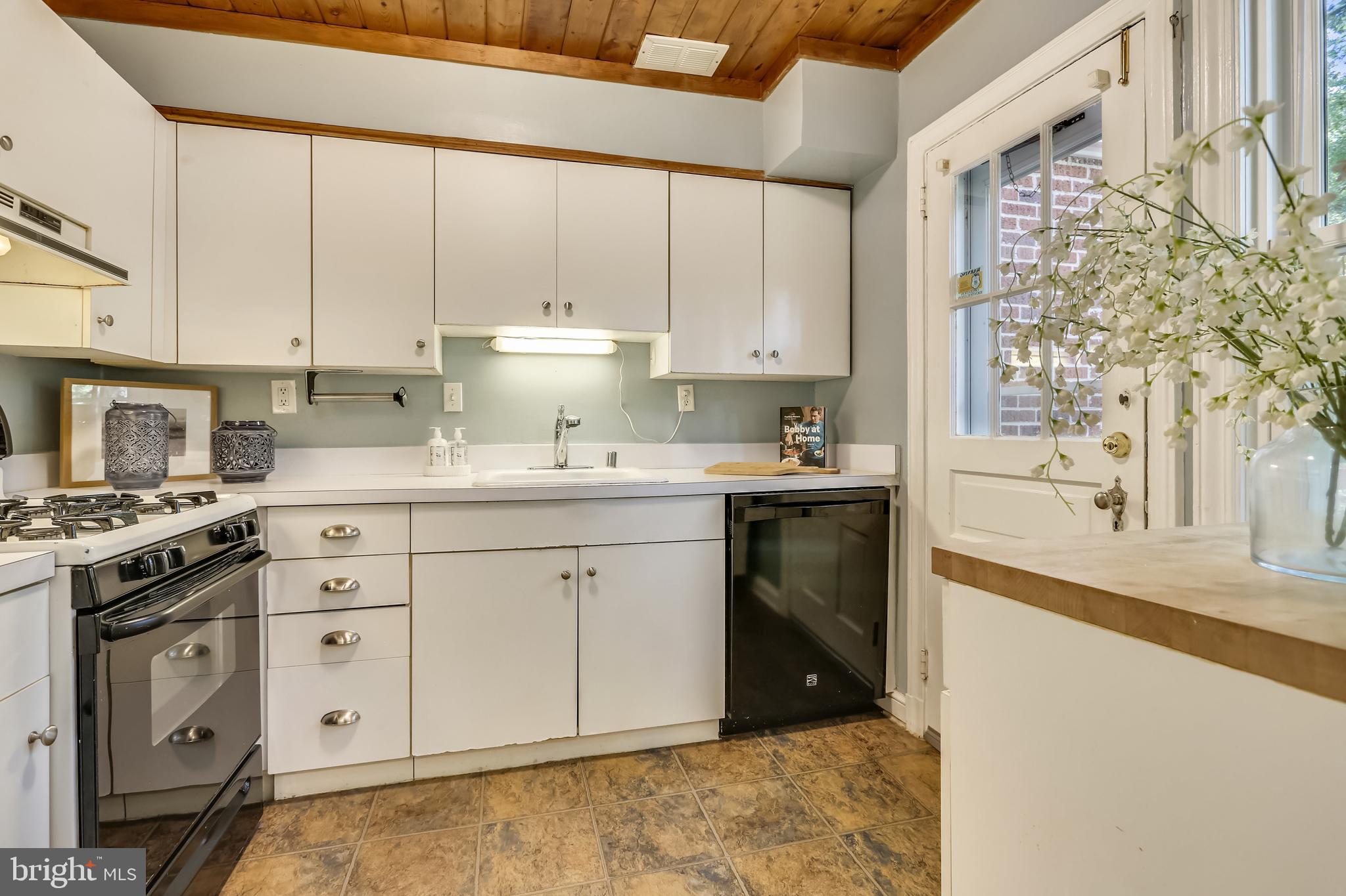 407 Thayer Place Silver Spring, MD 20910 - Photo 11 of 64 Crisp white Kitchen
