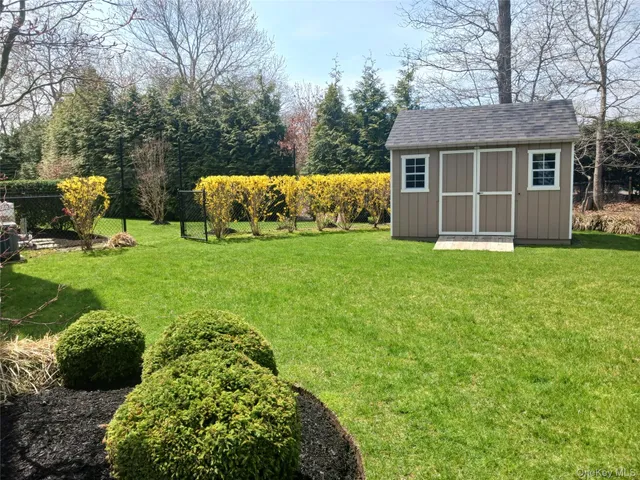 a view of a house with backyard and garden