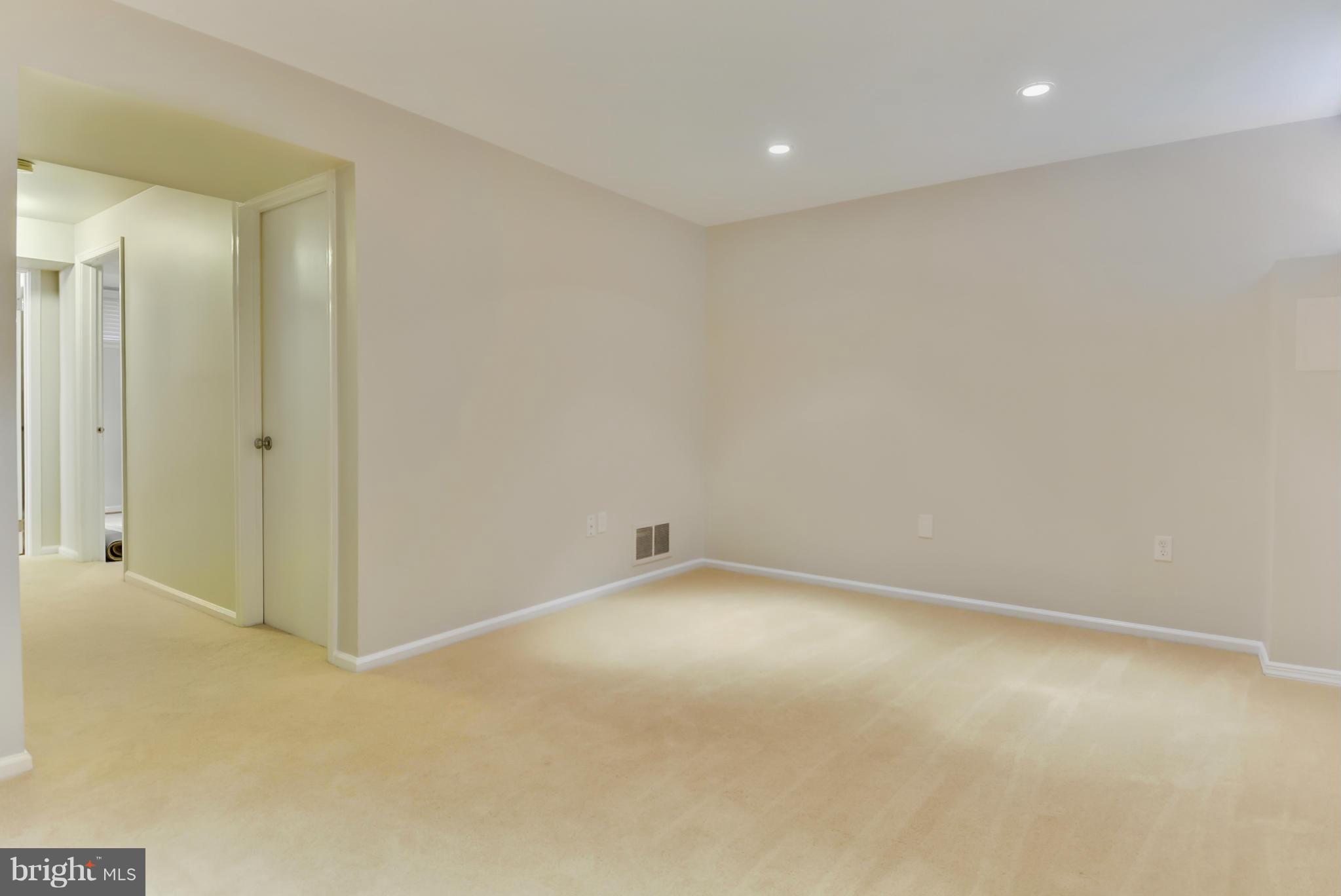 2032 Derby Ridge Lane, Unit 32 Silver Spring, MD 20910 - Photo 19 of 29 Family Room