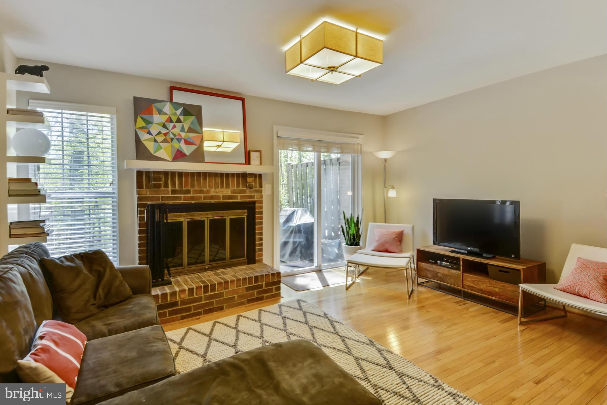 2032 Derby Ridge Lane, Unit 32 Silver Spring, MD 20910 - Photo 8 of 29 Living Room