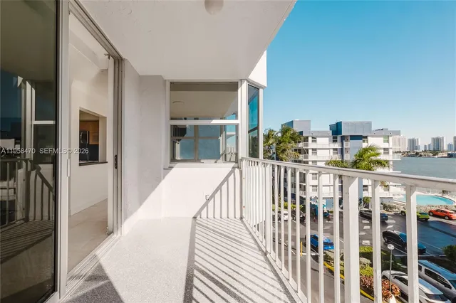 $2,300 | 16565 Northeast 26th Avenue, Unit 5I, North Miami Beach, FL 33160