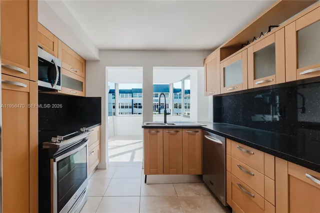 $2,300 | 16565 Northeast 26th Avenue, Unit 5I, North Miami Beach, FL 33160