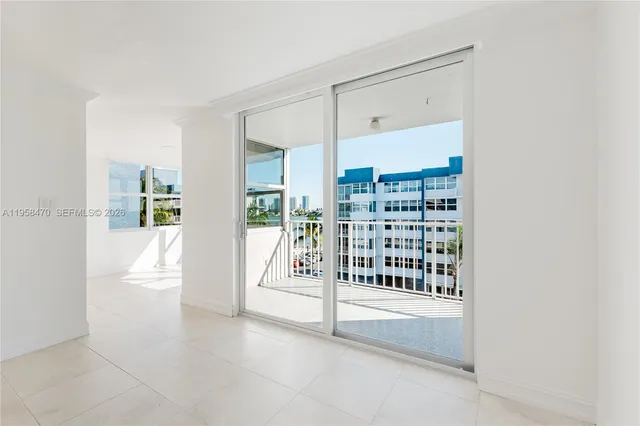 $2,300 | 16565 Northeast 26th Avenue, Unit 5I, North Miami Beach, FL 33160