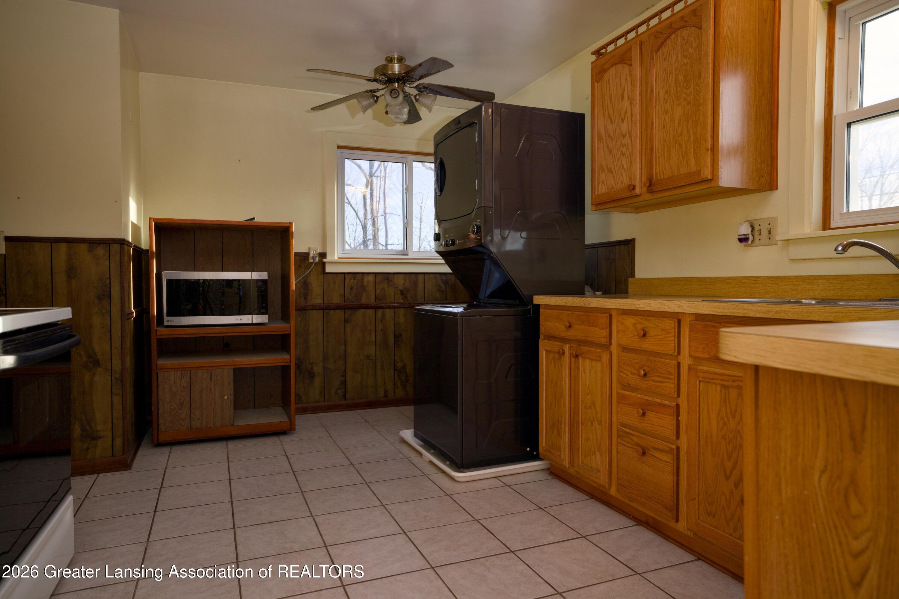 1924 Snow Road Lansing, MI 48917 - Photo 8 of 23 IMG_7221