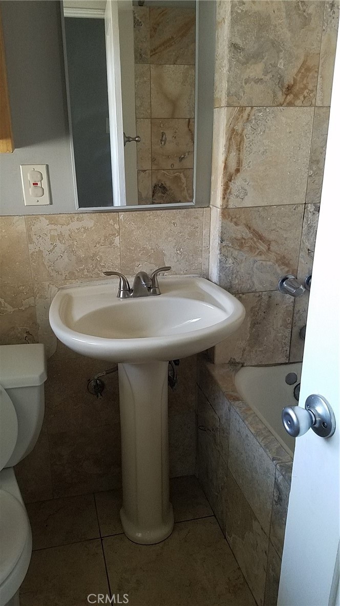 1050 East Hellman Street Long Beach, CA 90813 - Photo 16 of 17 Bathroom